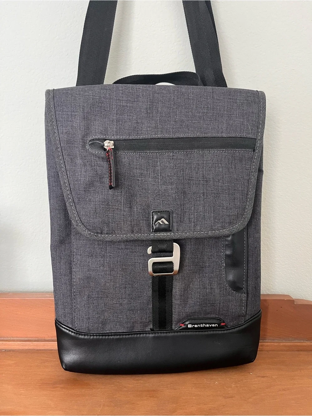 Brenthaven Collins Vertical Messenger Bag for Surface Pro
